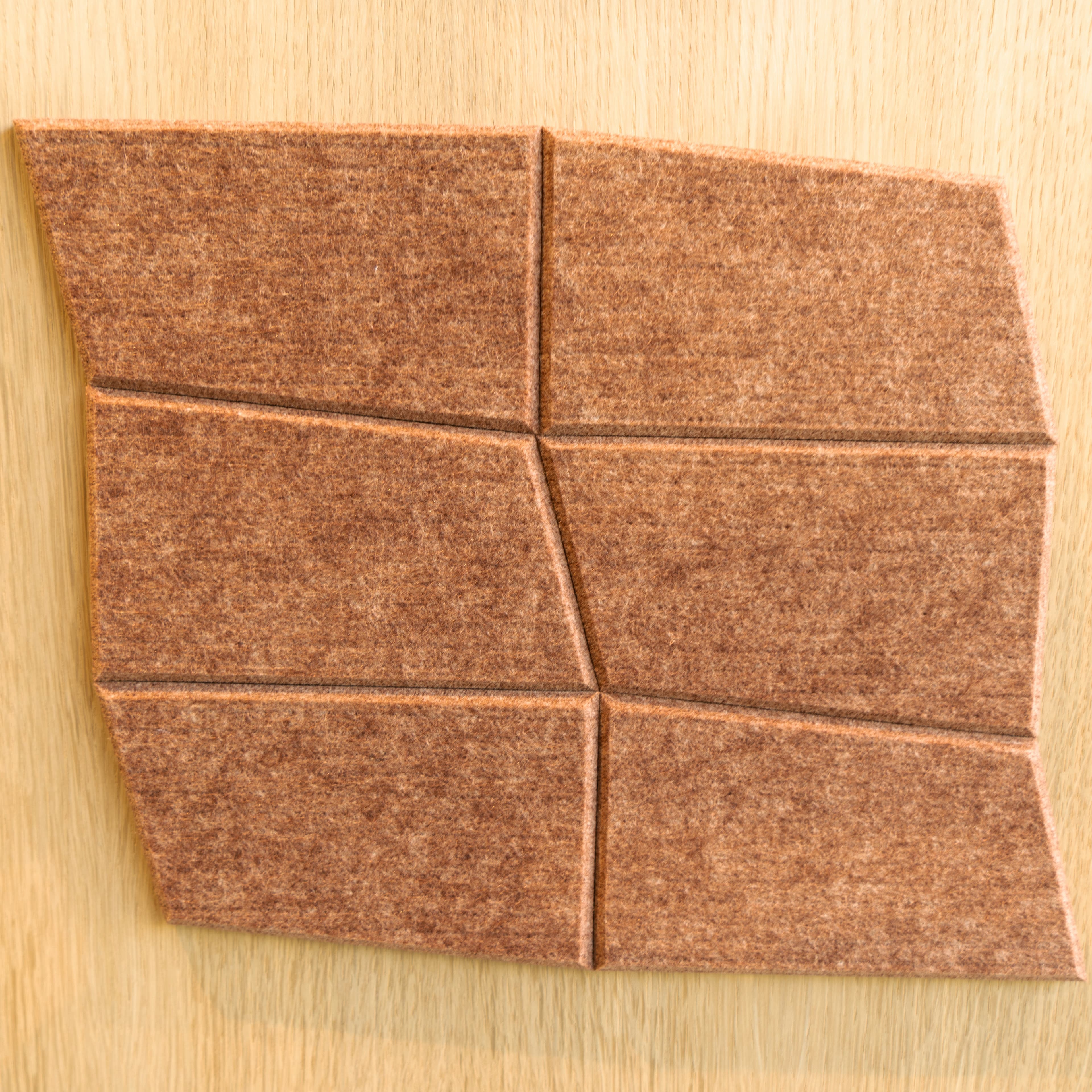 EASYfelt | PET-vilt | Akoestische wandbekleding | Zelfklevend | Stick Crooked showroom