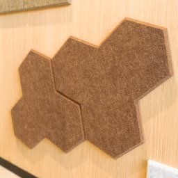 EASYfelt | PET-vilt | Akoestische wandbekleding | Zelfklevend | Stick Trihex showroom